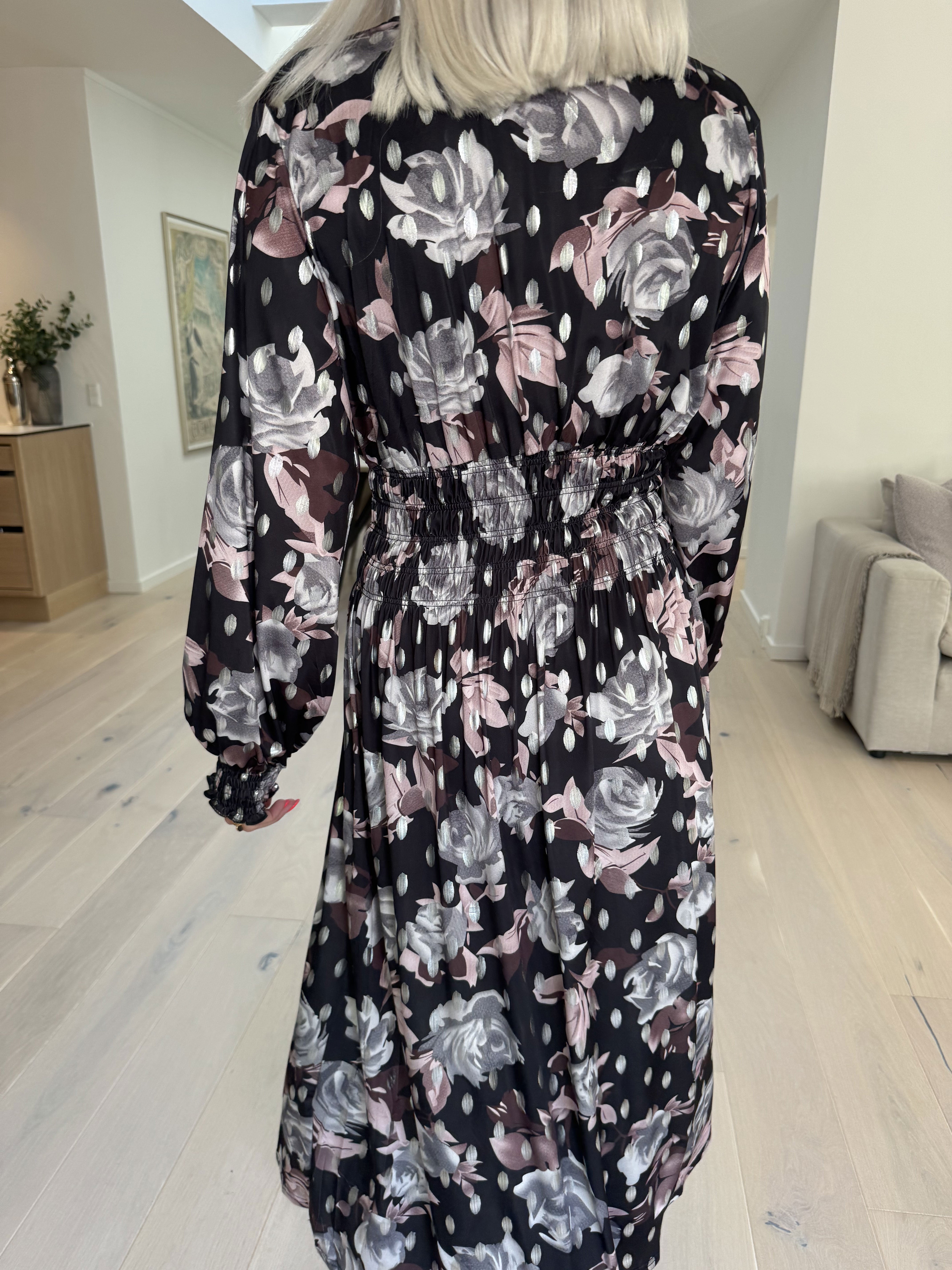 Pams Blossom Midi L/S - Elastisk klänning i skrynkelfritt tyg med silverprickar